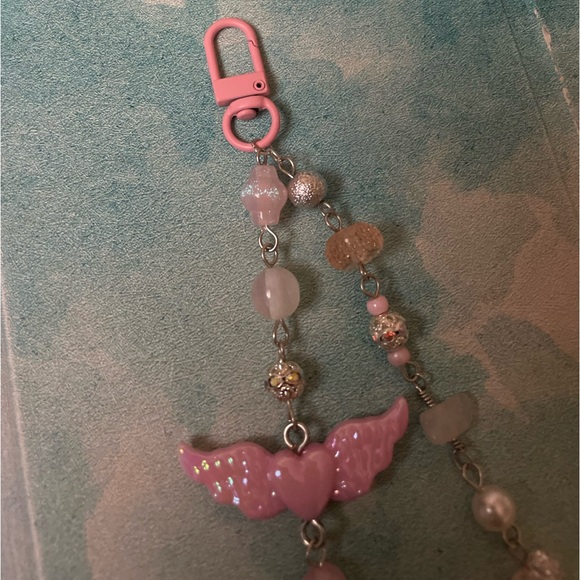 Pink butterfly and angel wing keychain - Picture 4 of 6
